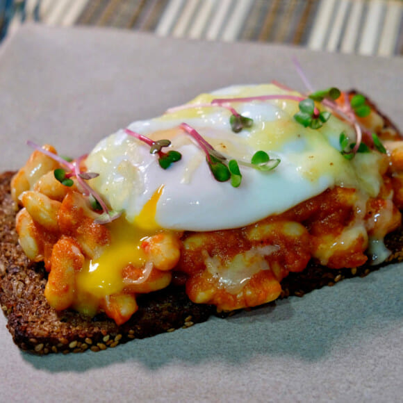 Homemade baked beans and eggs on toast delectabilia