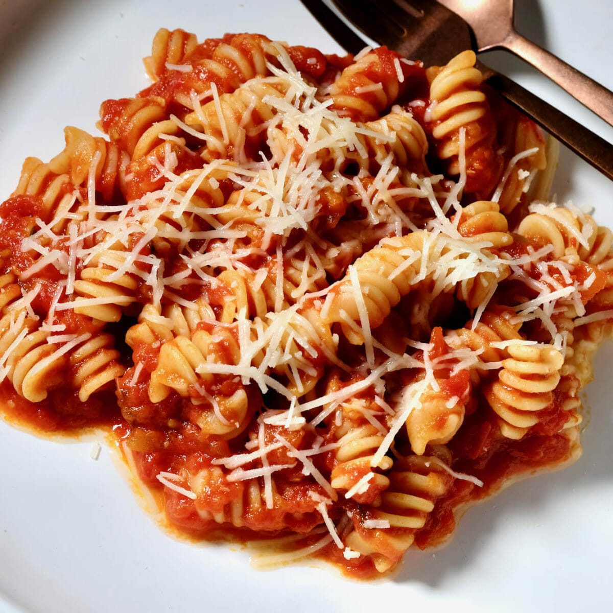 Fusilli in tomato sauce - delectabilia