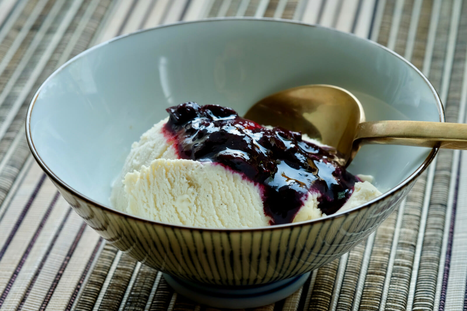 Gin and Tonic ice cream. Blueberry gin reduction. delectabilia