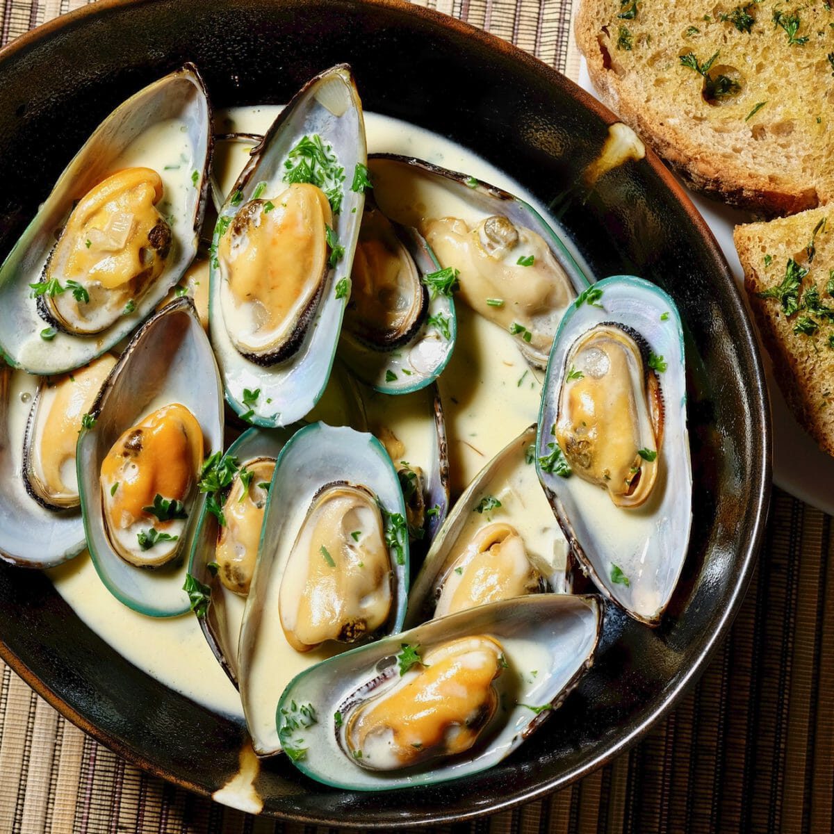 NZ Mussels Steamed in Wine and Garlic delectabilia