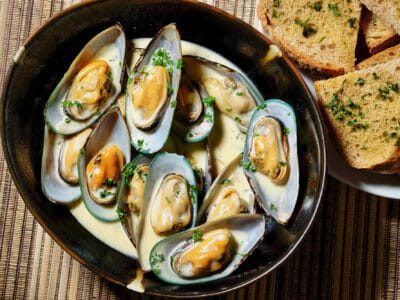 nz-mussels-steamed-in-wine-and-garlic
